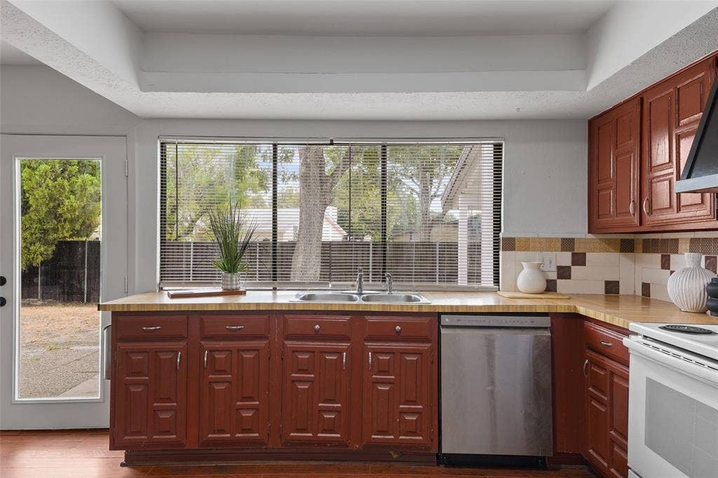 1515 Cherokee Trail, Plano, TX 75023 1515 Cherokee Trail, Plano, TX 75023