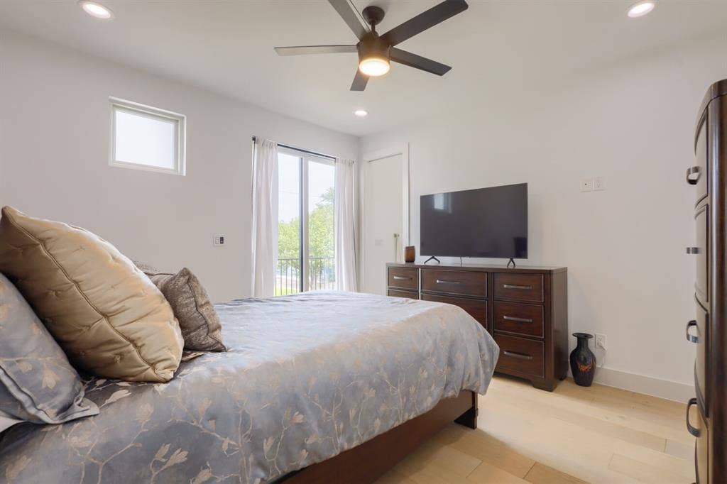 3950 Beechwood Lane, Dallas, TX 75220 2nd floor - Recessed ceiling lighting, a modern ceiling fan, light wood-finish flooring, and white walls