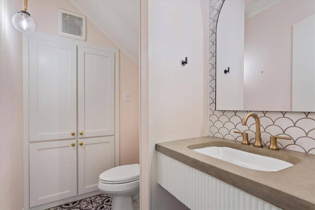 425 White Hall Road, Woodway, TX 76712 half bath