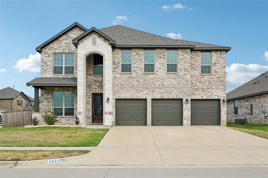 Property photo for 2923 Grand Lookout Lane, Arlington, TX