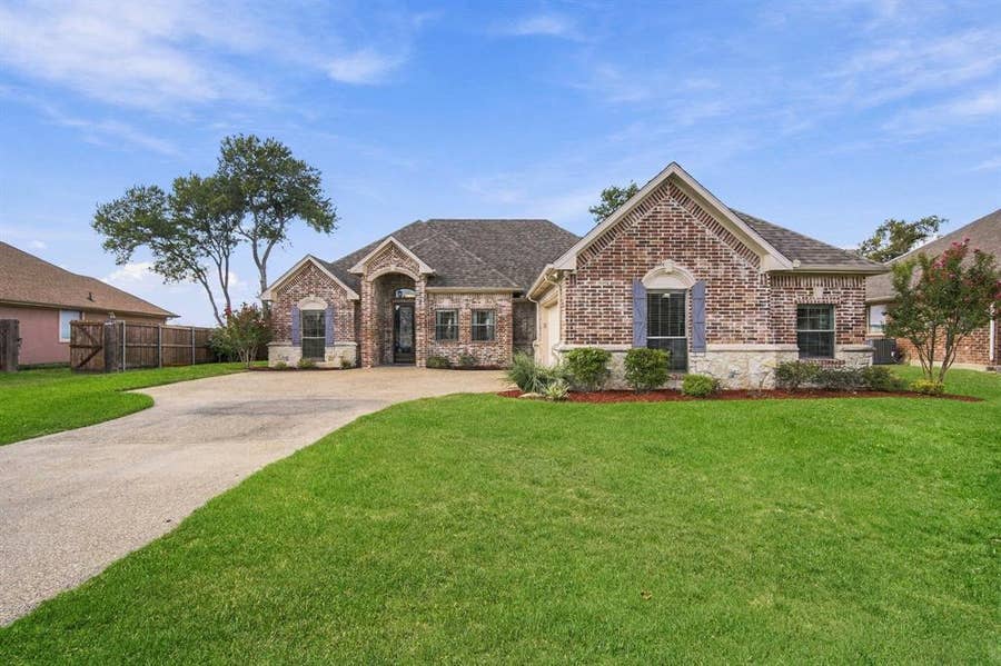 Property photo for 810 Woodcrest Drive, Ennis, TX