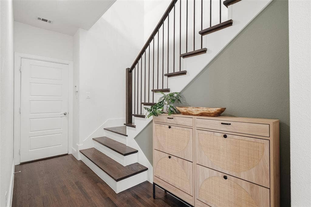 8261 Laflin Lane, Dallas, TX 75231 8261 Laflin Lane, Dallas, TX 75231