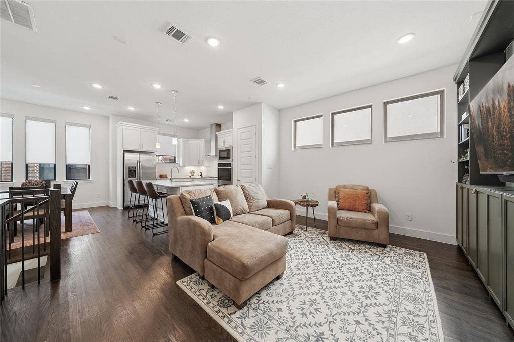 8261 Laflin Lane, Dallas, TX 75231 8261 Laflin Lane, Dallas, TX 75231