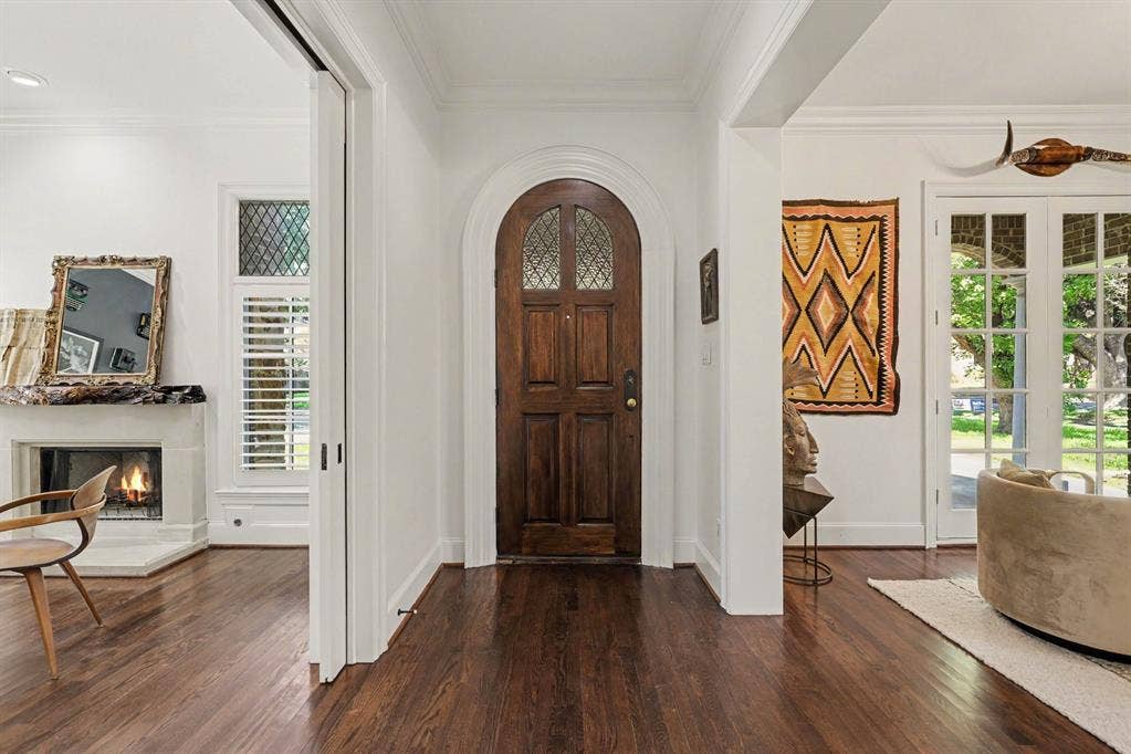5542 Monticello Avenue, Dallas, TX 75206 Arch-top entry door with leaded glass