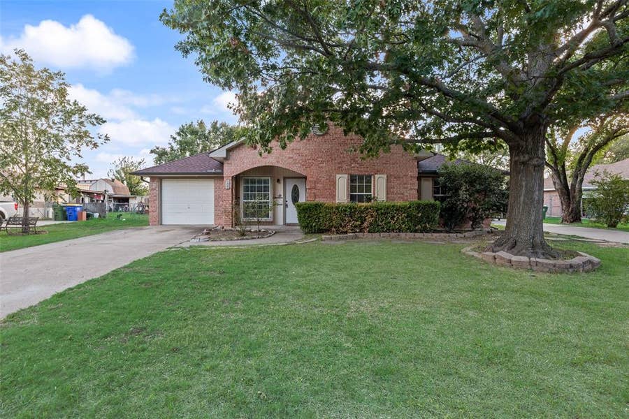 Property photo for 203 Creekstone Court, Seagoville, TX