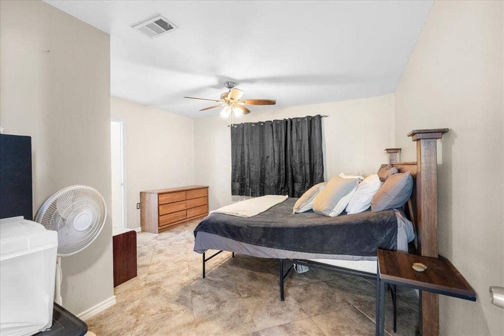 Recessed ceiling fan with integrated lighting