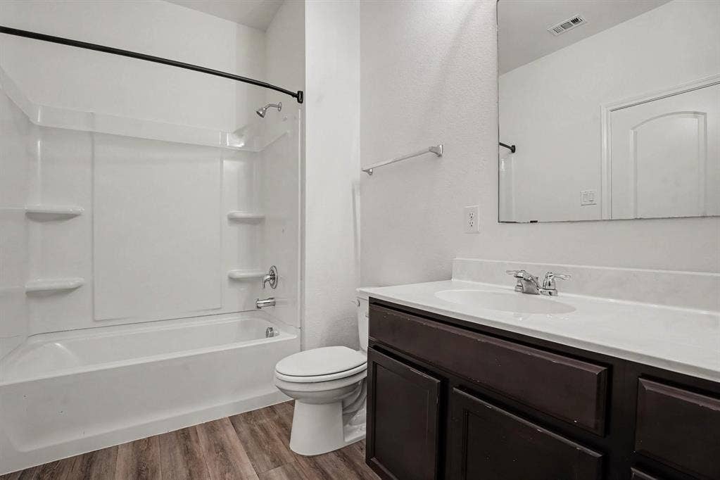 257 Michelle Drive, Grand Prairie, TX 75051 Primary bedroom with adjoining bathroom entrance.