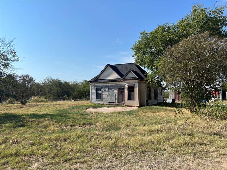 Property photo for 1 S 1ST Street W, Mount Calm, TX
