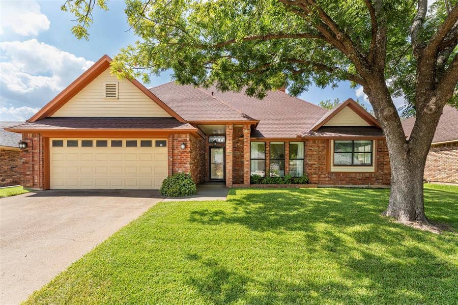 Property photo for 5006 Andalusia Trail, Arlington, TX