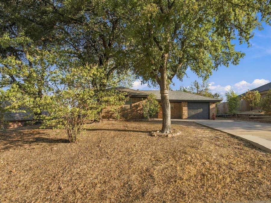 Property photo for 710 Parkridge Drive, Decatur, TX