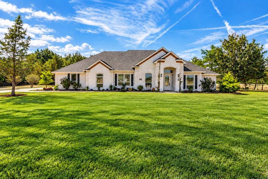 Property photo for 4000 Meadow View Circle, Kaufman, TX