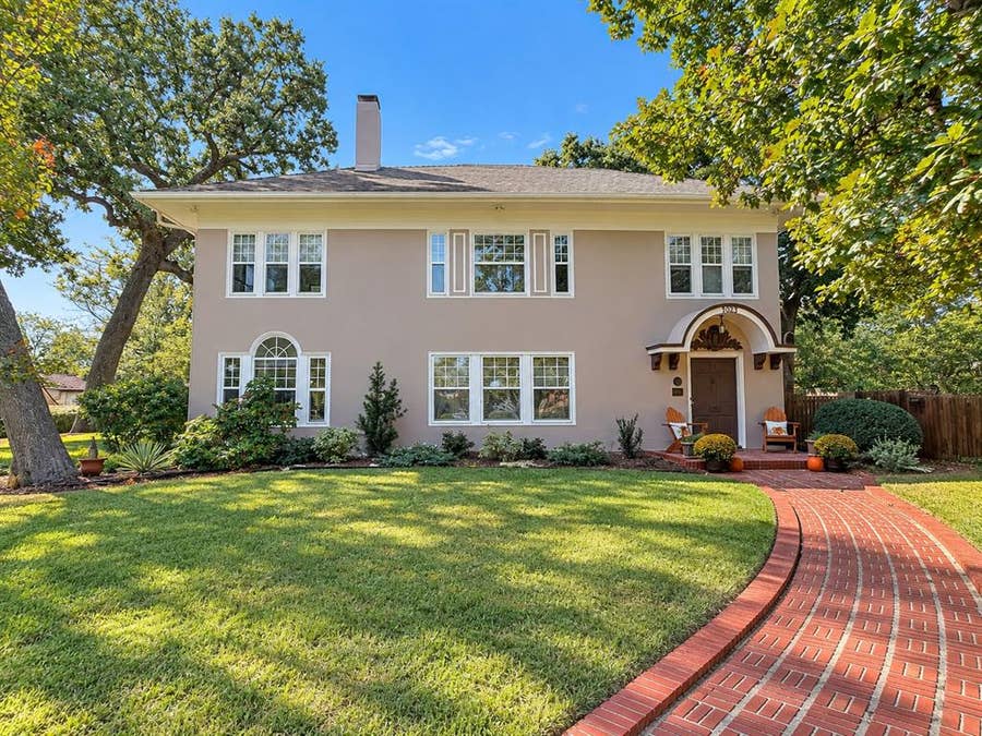 Property photo for 1023 W Oak Street, Denton, TX