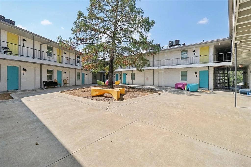 321 E 8th Street, #218, Dallas, TX 75203 Central courtyard with concrete paving