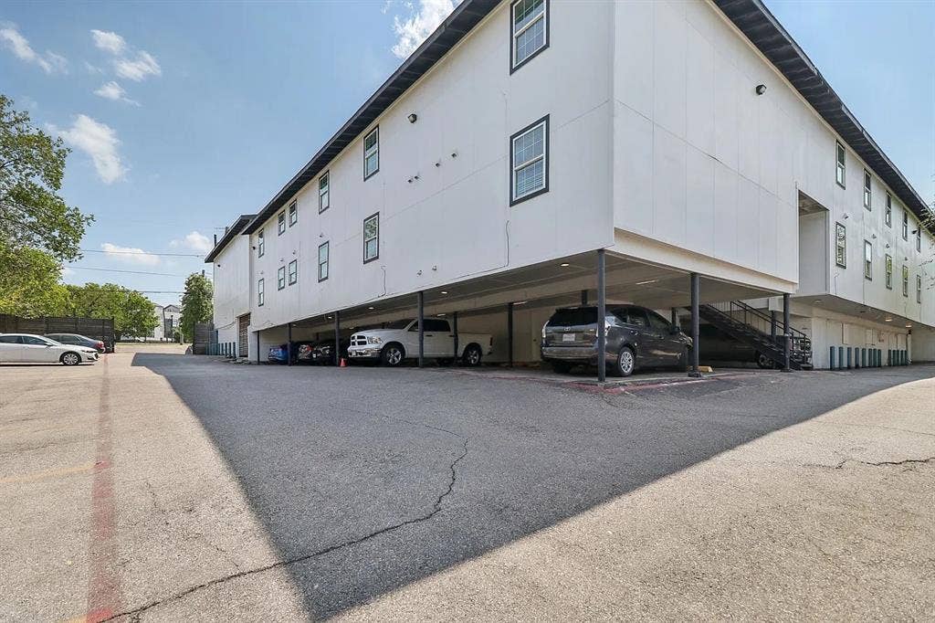 321 E 8th Street, #218, Dallas, TX 75203 321 E 8th Street, #218, Dallas, TX 75203