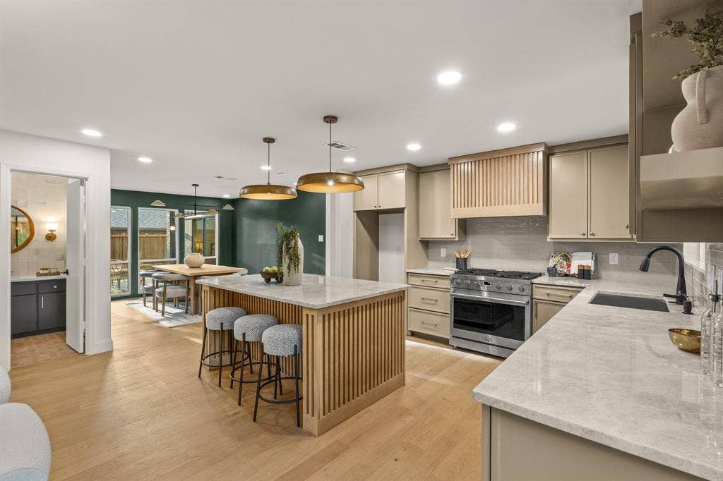 6530 Southpoint Drive, Dallas, TX 75248