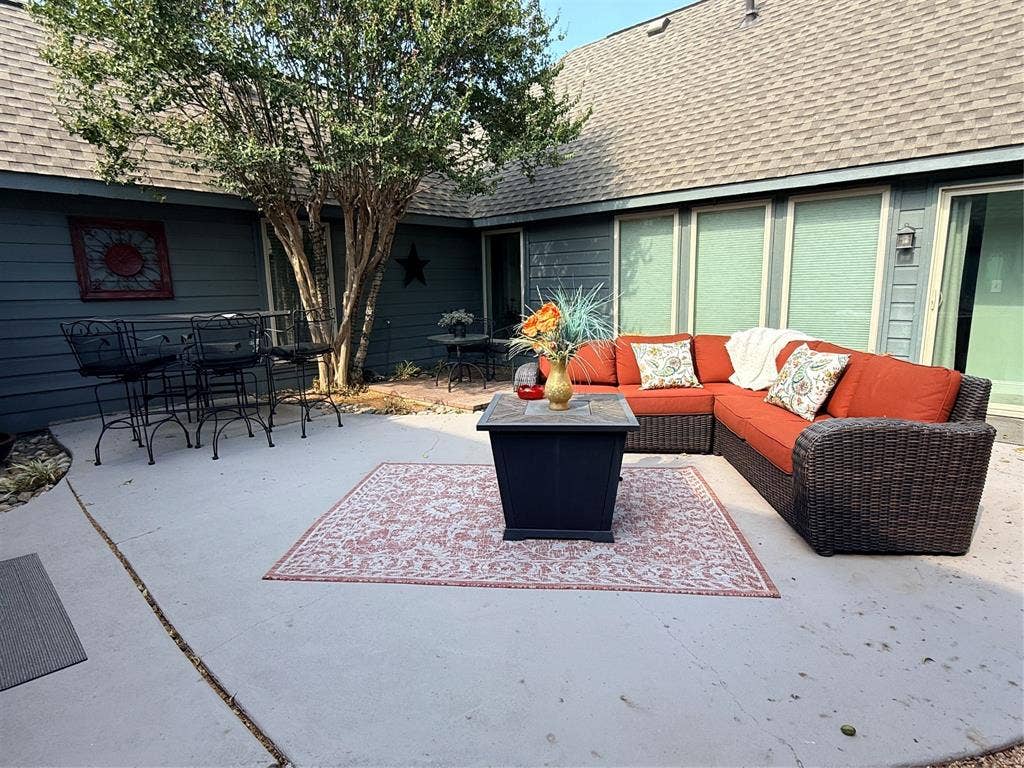 3220 Bandolino Lane, Plano, TX 75075 Courtyard in center of home
