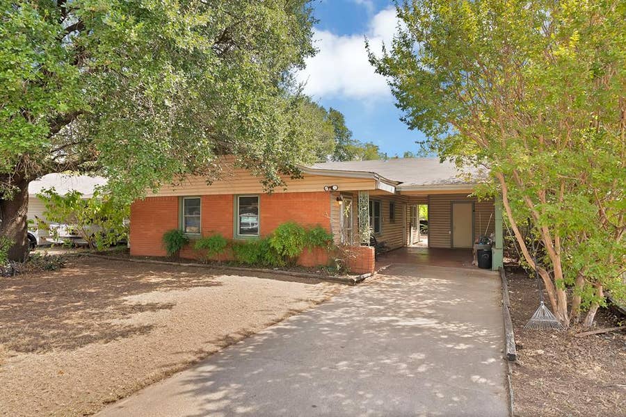 Property photo for 811 Phillips Street, Cleburne, TX