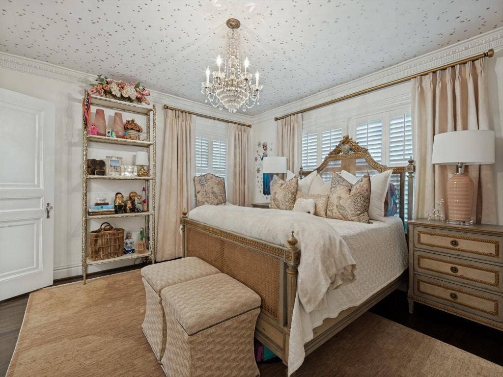 6858 Tokalon Drive, Dallas, TX 75214 Detailed crown molding, ceiling with star-patterned detailing, crystal chandelier, plantation shutters, and solid-core panel door