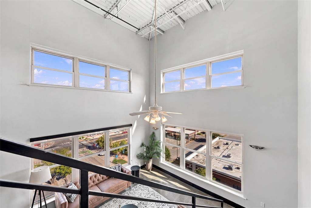 219 S 4th Street, #608, Waco, TX 76701 Double-height ceiling with exposed structural beams