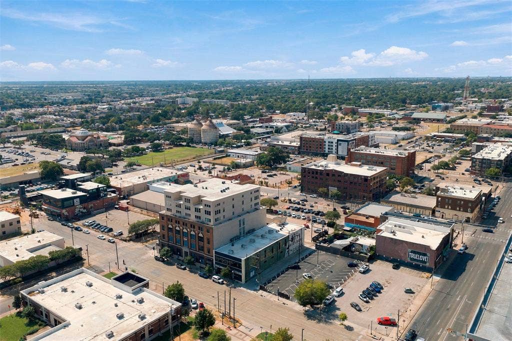 219 S 4th Street, #608, Waco, TX 76701 2 blocks from Magnolia Silos