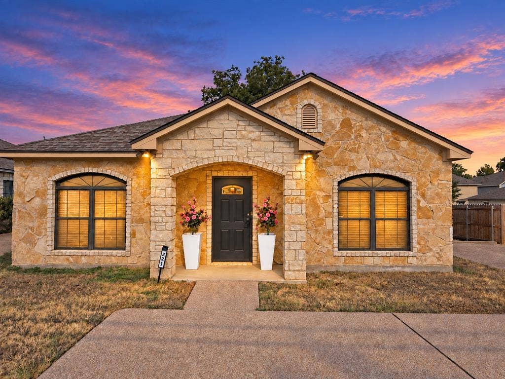 221 Gurley Lane, Waco, TX 76706 221 Gurley Lane, Waco, TX 76706