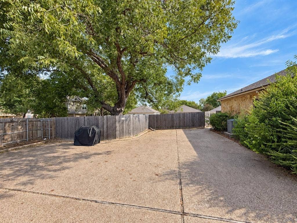 221 Gurley Lane, Waco, TX 76706 221 Gurley Lane, Waco, TX 76706