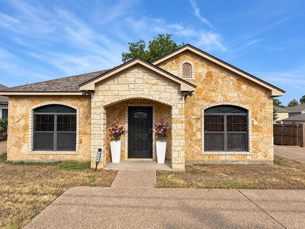 221 Gurley Lane, Waco, TX 76706 221 Gurley Lane, Waco, TX 76706