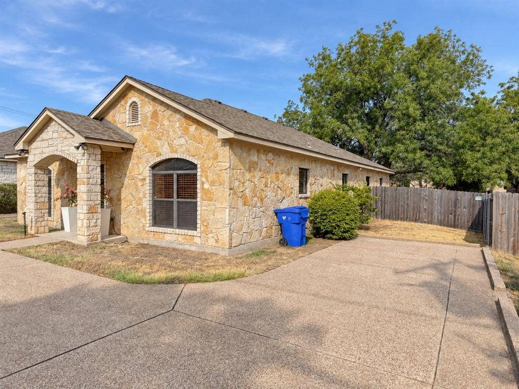 221 Gurley Lane, Waco, TX 76706 221 Gurley Lane, Waco, TX 76706