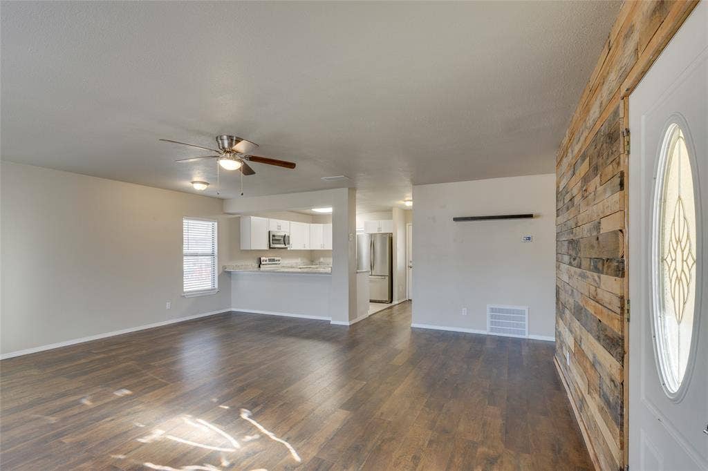 157 Harborr Drive, Gun Barrel City, TX 75156 Living room and kitchen