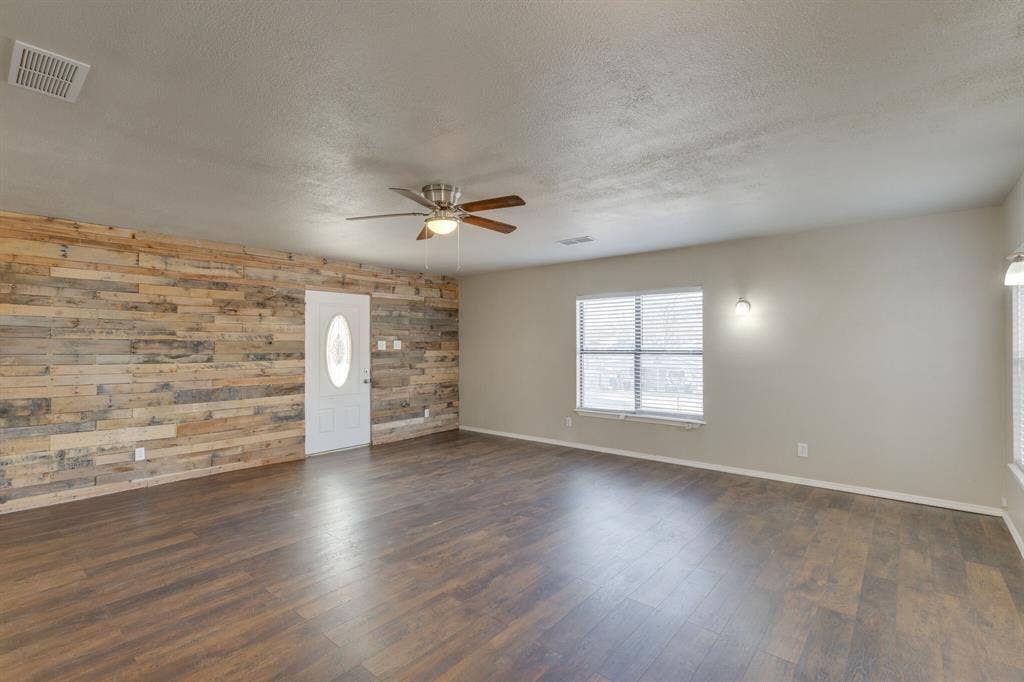 157 Harborr Drive, Gun Barrel City, TX 75156 Livingroom featuring an accent wall - NO virtual staging