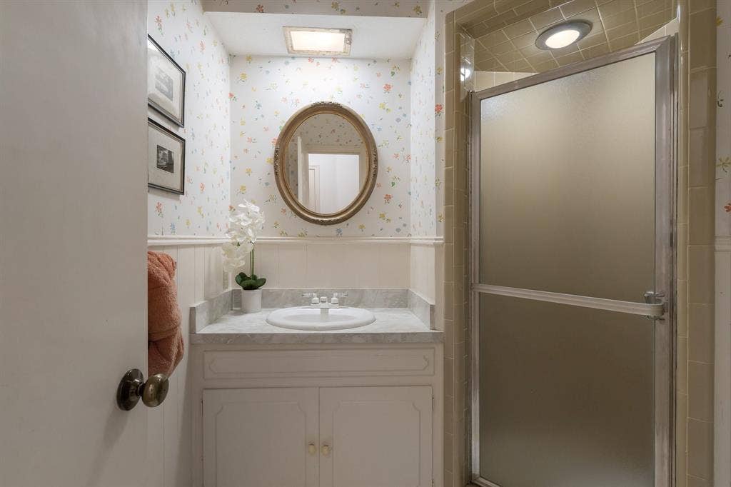 6950 Midcrest Drive, Dallas, TX 75254 Full Bathroom for Bedroom 4 with shower.