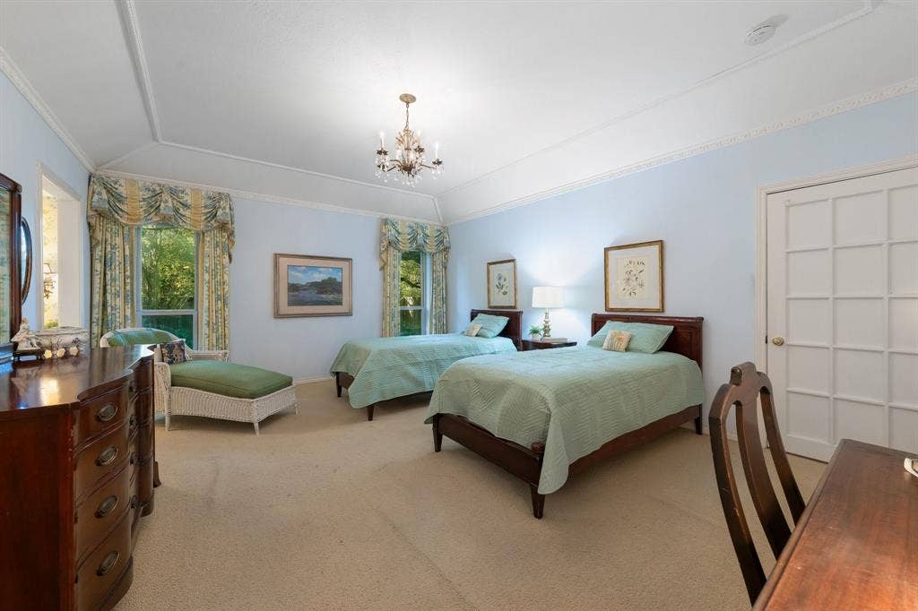 6950 Midcrest Drive, Dallas, TX 75254 Primary Bedroom wih two walk in closets and door to the Sun Room.