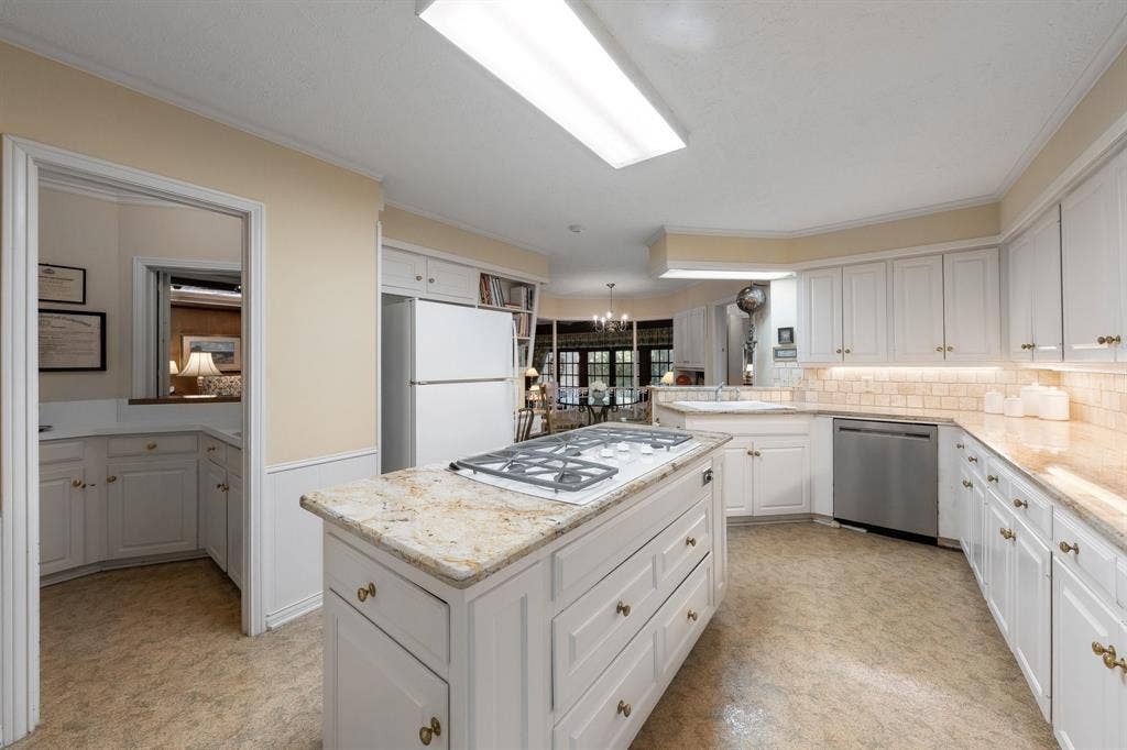 6950 Midcrest Drive, Dallas, TX 75254 Wet Bar area off the kitchen with pass through window to the Family Room.