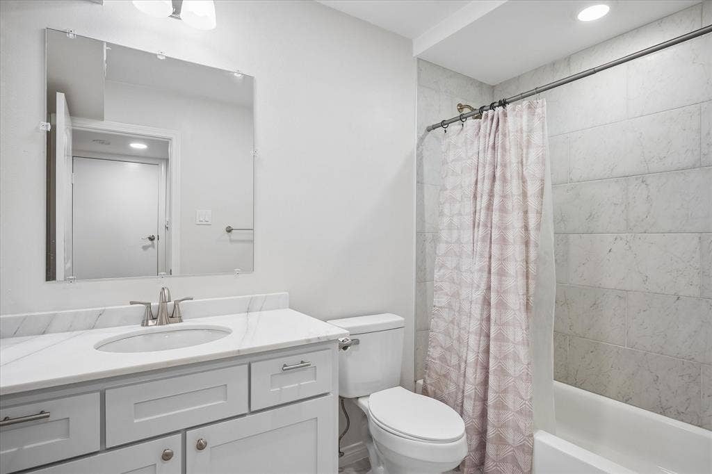 Secondary Bath With Shower/Tub Condo