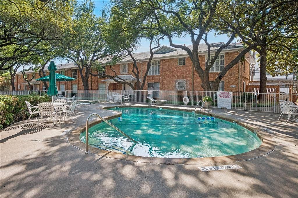 6040 Condo Condominiums Swimming Pool