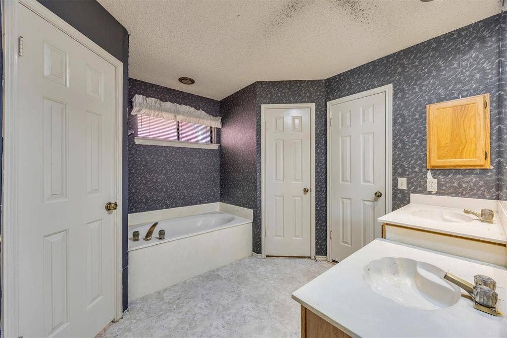308 Clear Springs Drive, Mesquite, TX 75150