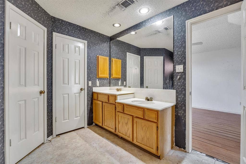 308 Clear Springs Drive, Mesquite, TX 75150