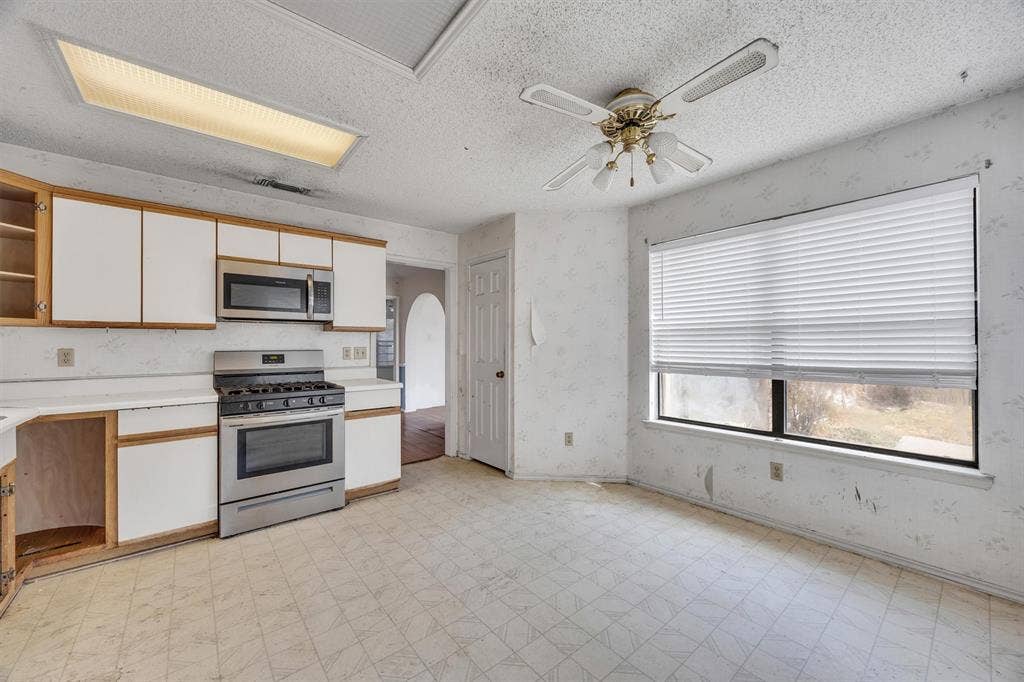 308 Clear Springs Drive, Mesquite, TX 75150