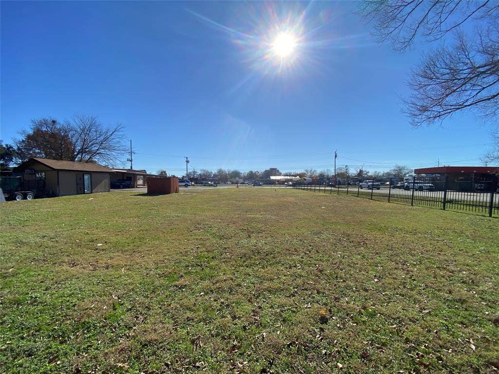 7041 Military Parkway, Dallas, TX 75227 View of yard