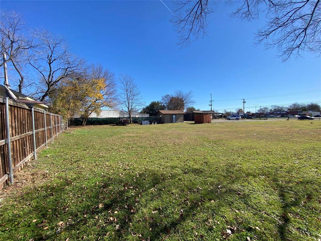 7041 Military Parkway, Dallas, TX 75227 View of yard