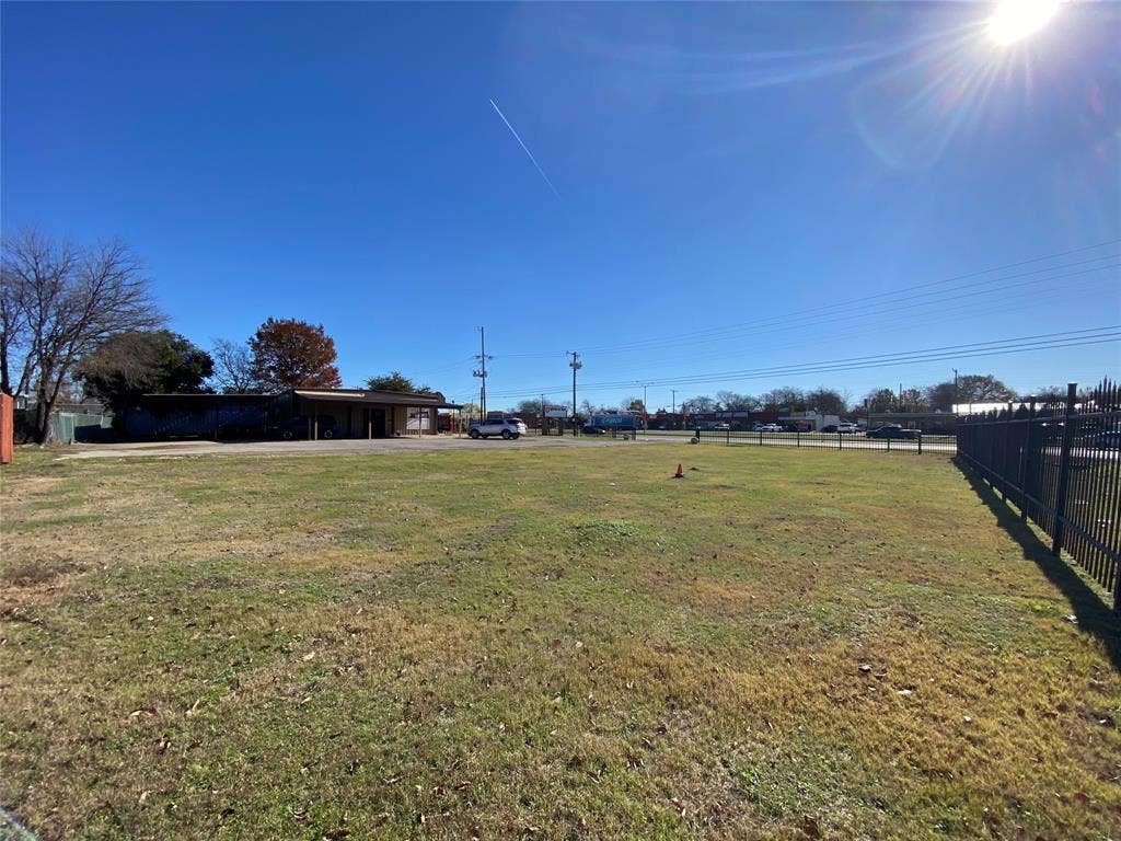 7041 Military Parkway, Dallas, TX 75227 View of yard
