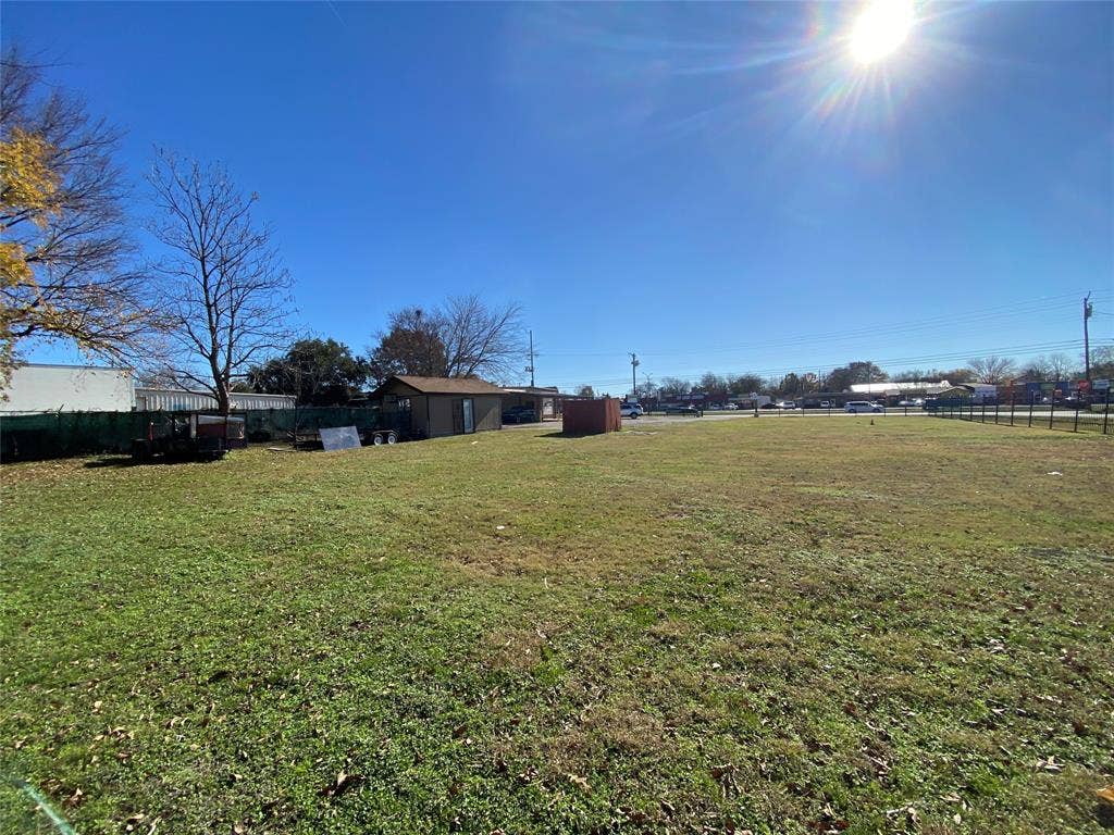 7041 Military Parkway, Dallas, TX 75227 View of yard