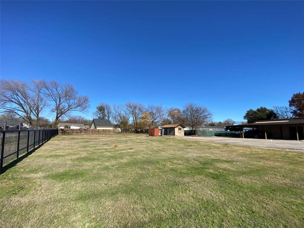 7041 Military Parkway, Dallas, TX 75227 View of yard