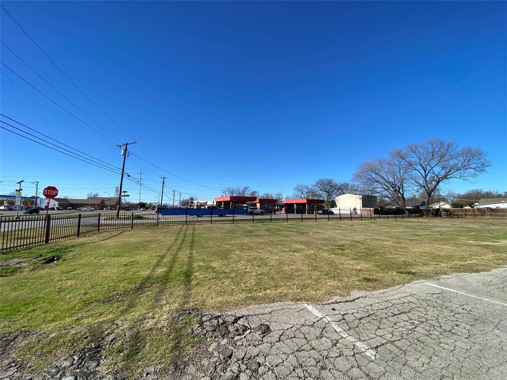 7041 Military Parkway, Dallas, TX 75227 View of yard