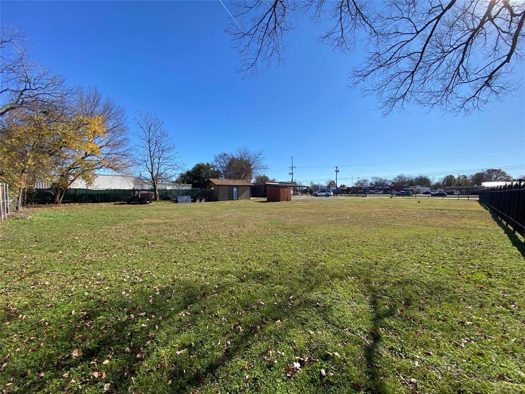 7041 Military Parkway, Dallas, TX 75227 View of yard