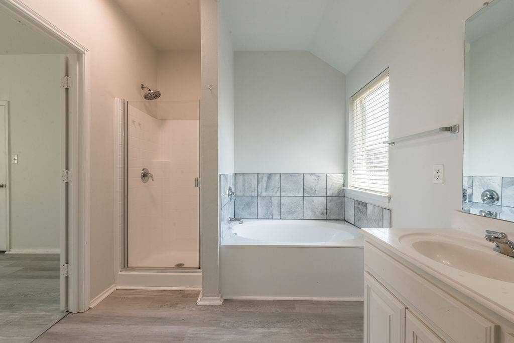 912 Hidden Oaks Drive, Burleson, TX 76028