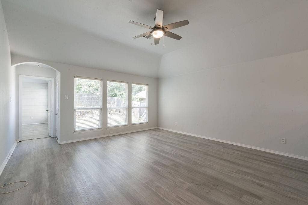 912 Hidden Oaks Drive, Burleson, TX 76028
