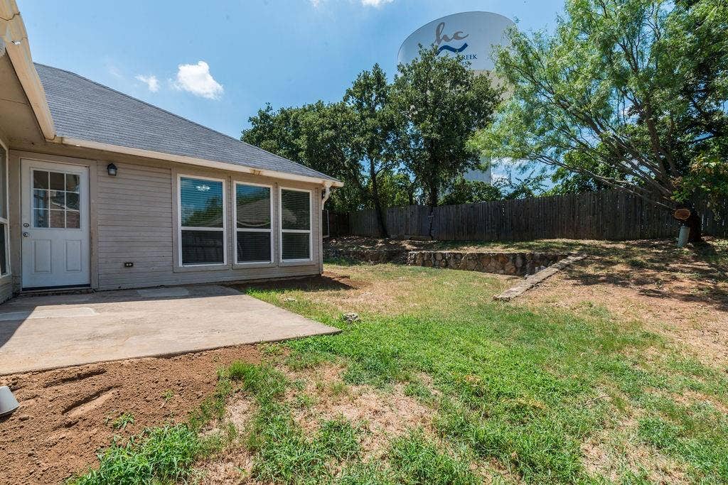 912 Hidden Oaks Drive, Burleson, TX 76028