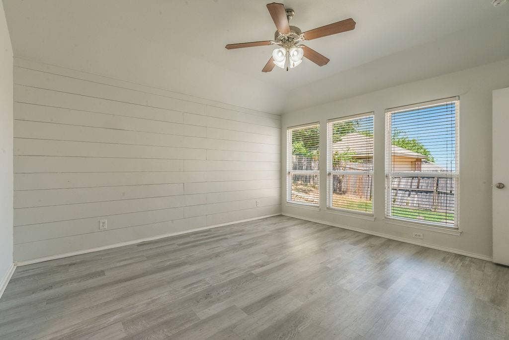 912 Hidden Oaks Drive, Burleson, TX 76028