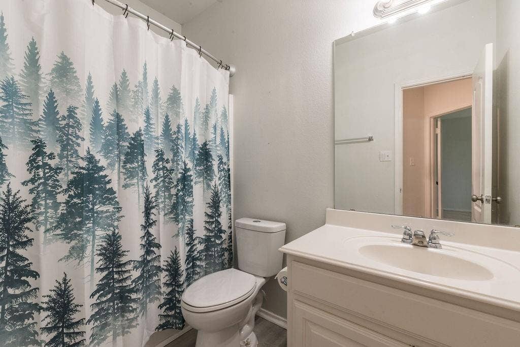 912 Hidden Oaks Drive, Burleson, TX 76028